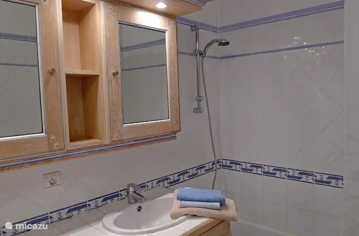 Badezimmer mit Badewanne/Dusche