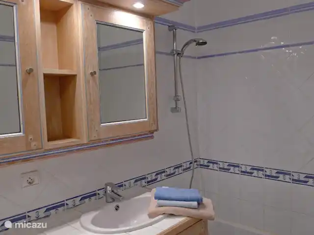 Location de Vacances France, Côte d'Azur, Sainte-Maxime, appartement - Le Grand Cap, Romarin salle de bain avec bain/douche