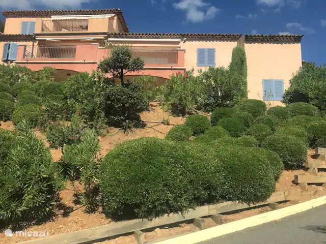 Location de Vacances France, Côte d'Azur, Sainte-Maxime, appartement - Le Grand Cap, Romarin l'appartement de droite avec terrasse, et à côté volets bleus, va jusqu'au coin et se trouve au 1er étage