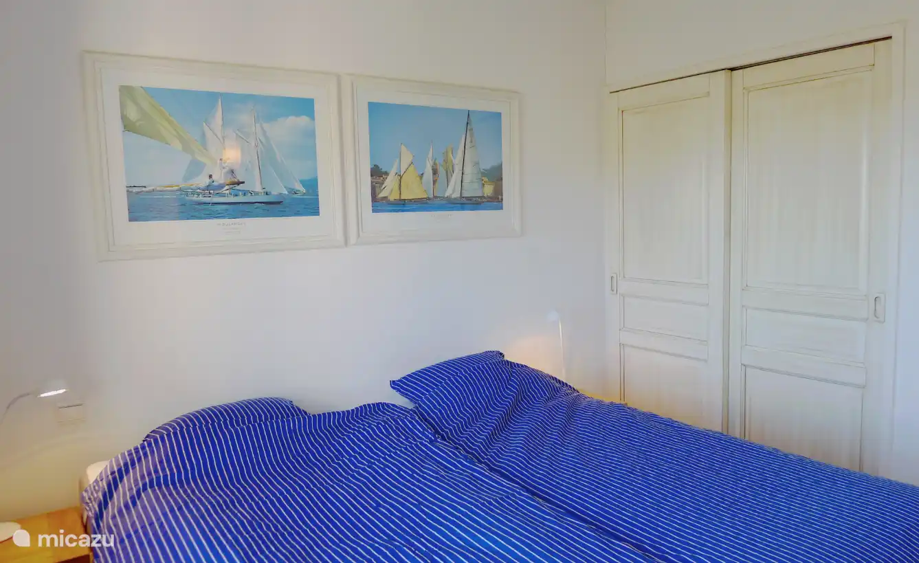 mit Einbauschränken