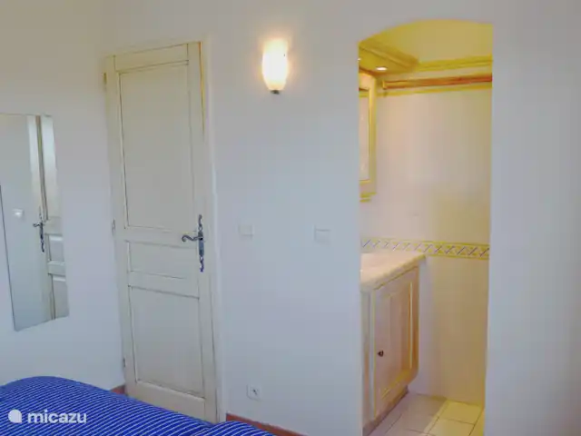 Location de Vacances France, Côte d'Azur, Sainte-Maxime, appartement - Le Grand Cap, Romarin chambre avec douche et lavabo attenants