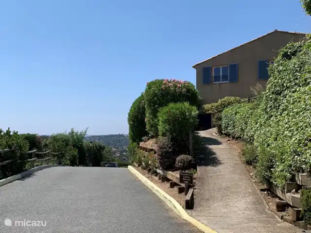 Location de Vacances France, Côte d'Azur, Sainte-Maxime, appartement - Le Grand Cap, Romarin C'est la pente douce de la route à l'appartement (voir les volets bleus). Donc pas de montée au sommet.