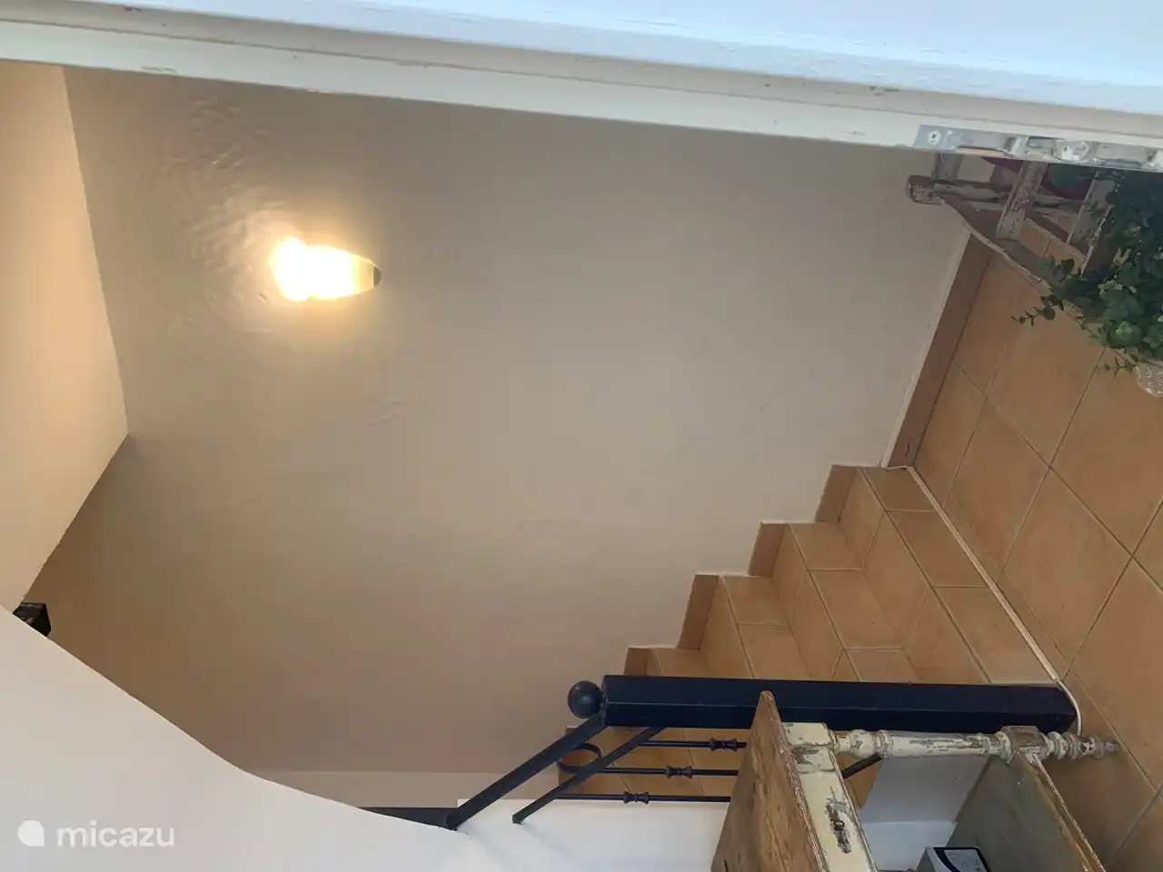 Privater Flur und Treppe zur Erdgeschosswohnung im 1. Stock