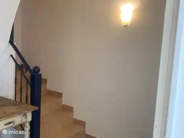 Location de Vacances France, Côte d'Azur, Sainte-Maxime, appartement - Le Grand Cap, Romarin hall privé et escalier au rez-de-chaussée appartement au 1er étage