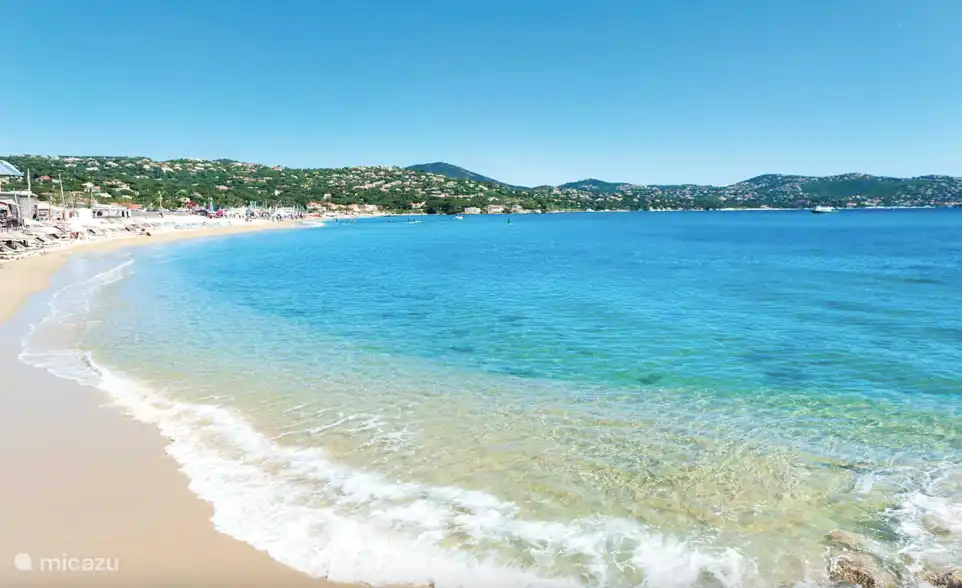 Die sicheren und sauberen Sandstrände von Sainte Maxime – La Nartelle, große öffentliche Bereiche und auch zahlreiche Strandbars Ihrer Wahl