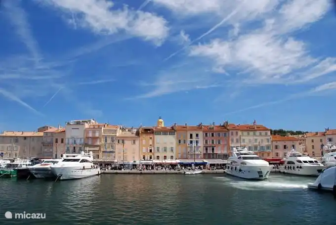 Direkt auf der anderen Seite der Bucht liegt St. Tropez, eine schöne 15-minütige Bootsfahrt vom Hafen von Ste Maxime auf die andere Seite (Abfahrt alle 20 Minuten).