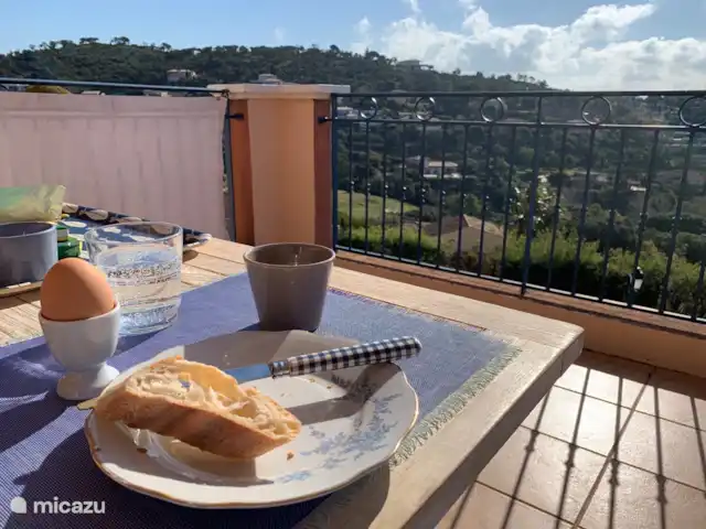 Location de Vacances France, Côte d'Azur, Sainte-Maxime, appartement - Le Grand Cap, Romarin la terrasse au soleil du matin