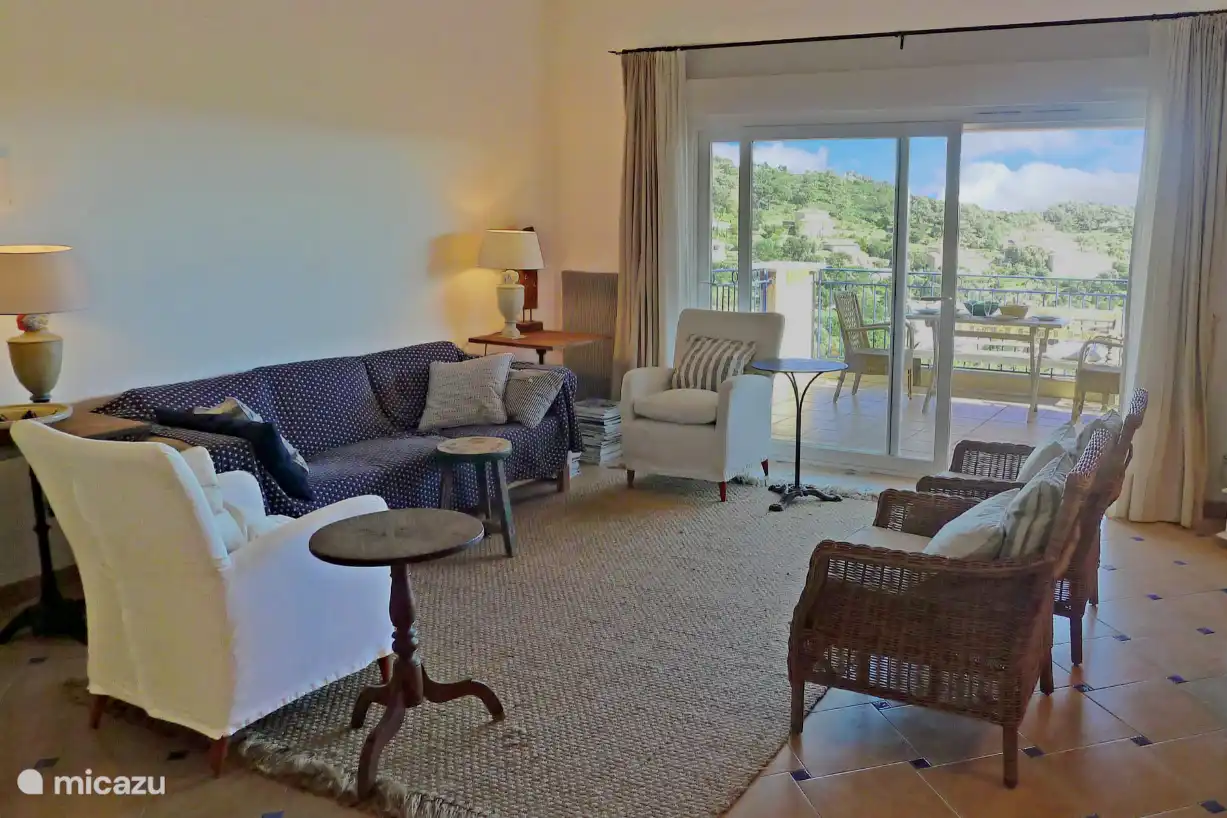 Sitzecke mit Schiebetüren zur Terrasse
