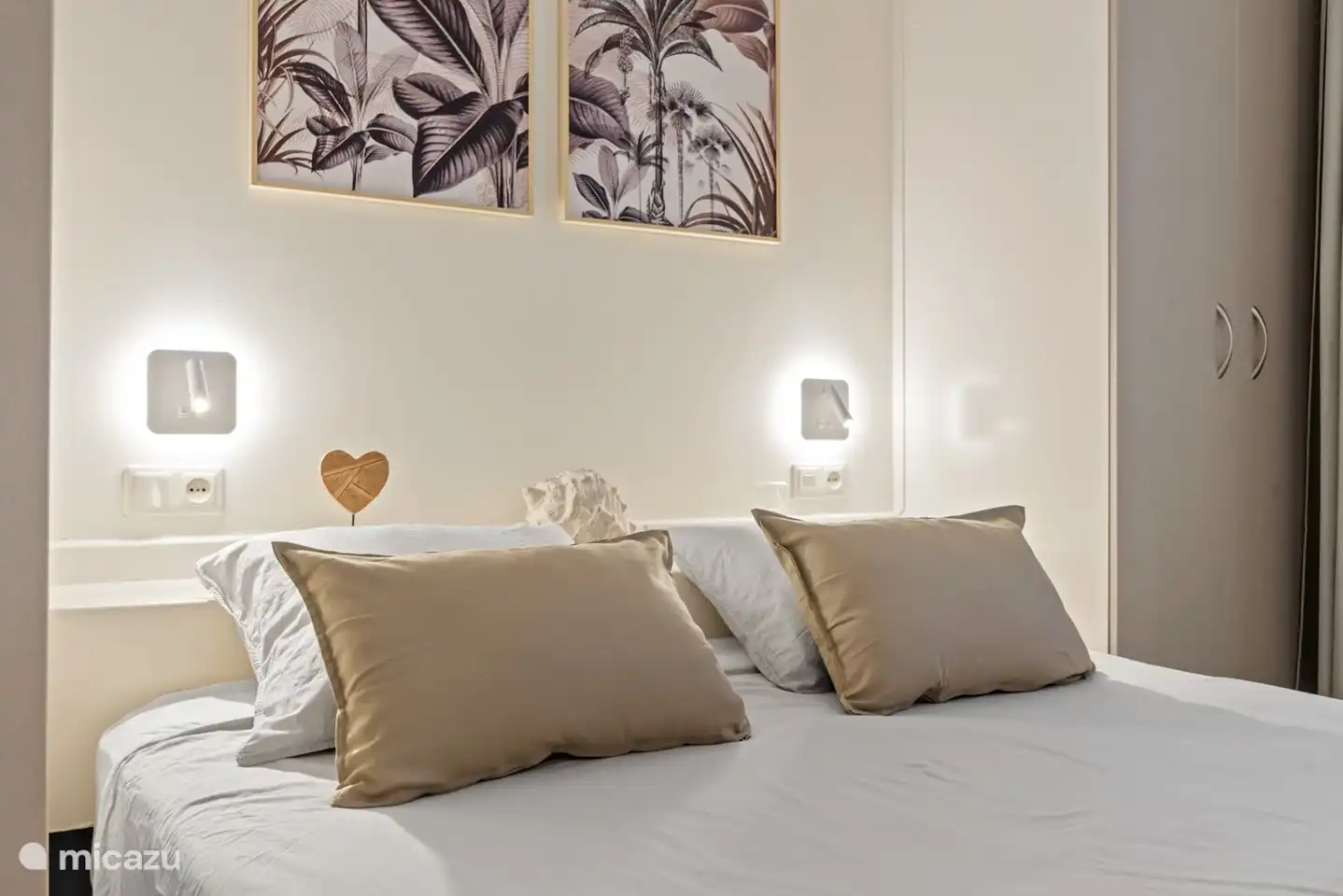 Slaapkamer met 2 kasten, ladekast en een kluis