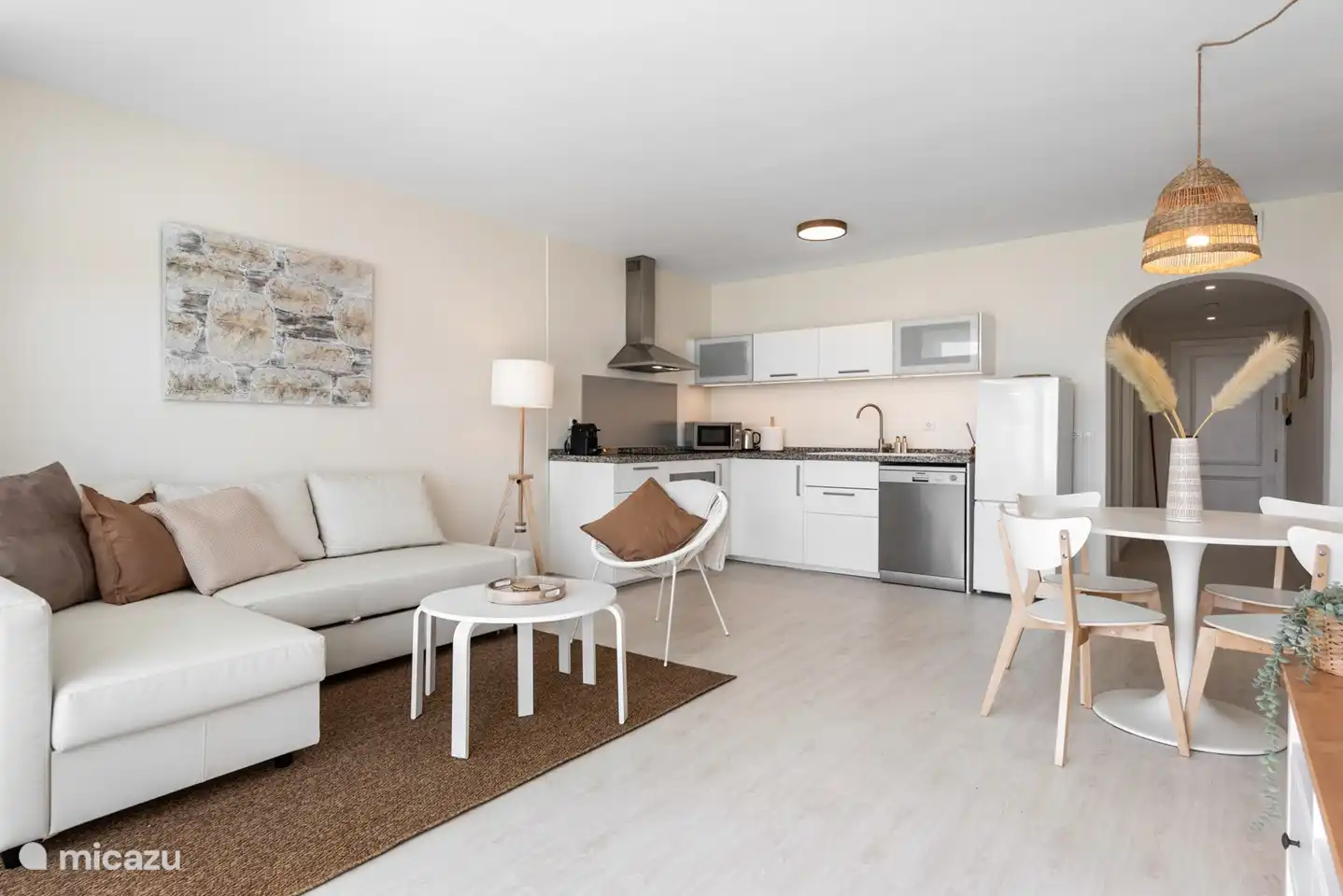 Brede slaapbank voor 2 personen, uitgebreide keuken mat vaatwasser, magnetron en nieuwe koelkast/ vriezer