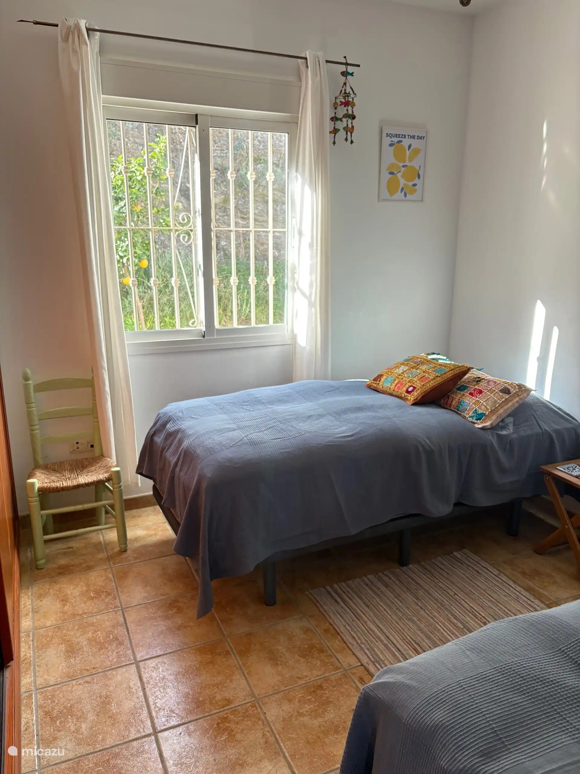 Door het raam kijk je naar de citrusbomen en de kamer is voorzien van een ruime inbouwkast