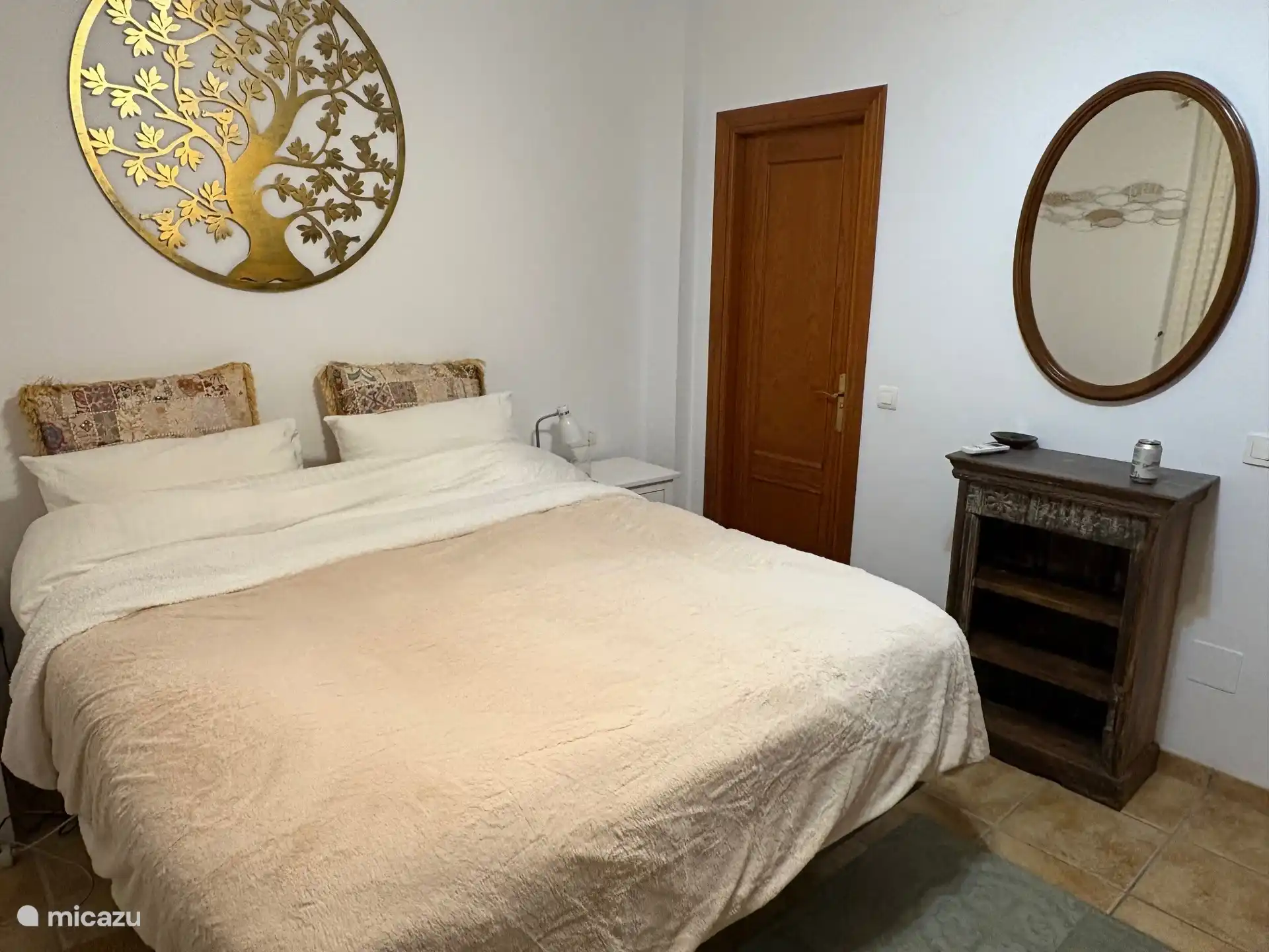 En suite aan de master bedroom is de eigen badkamer met toilet