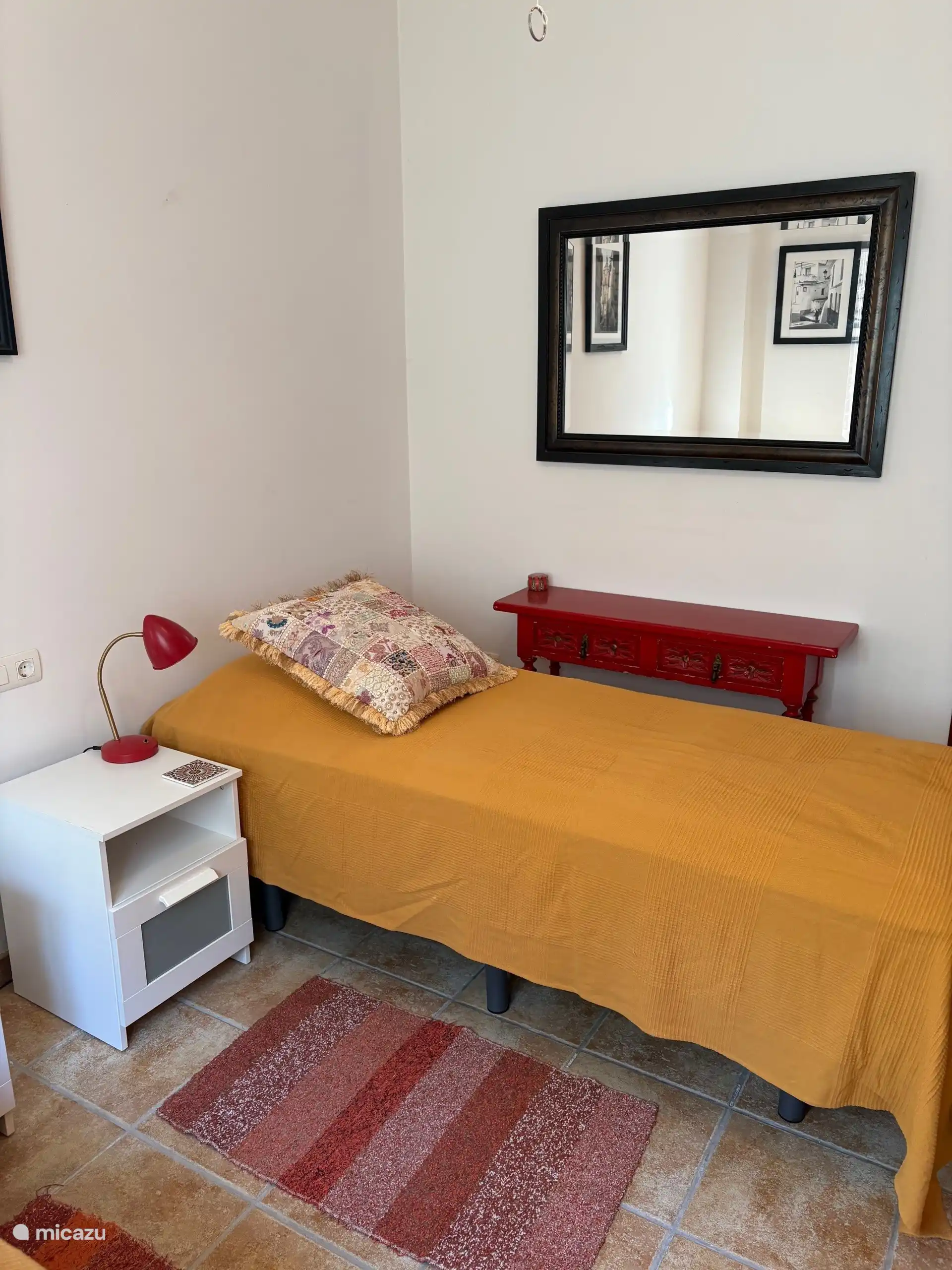 Naast de spiegel met de side table is deze slaapkamer ook voorzien van een ruime inbouwkast