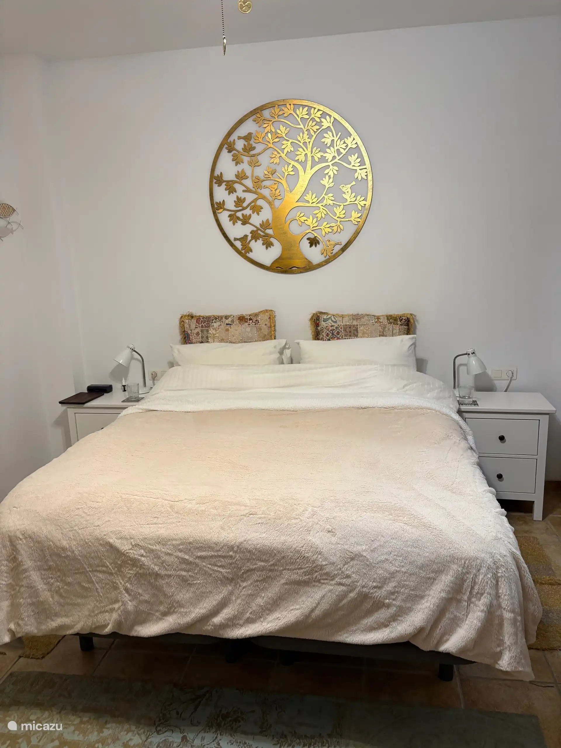 In de master bedroom een heerlijk 2 persoonsbed met zachte topper