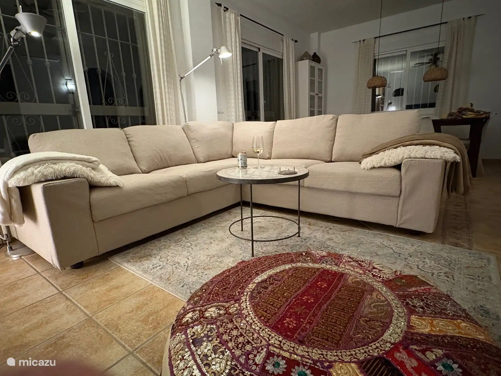 Een ruime comfortabele hoekbank