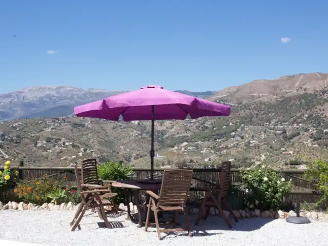 El Gato Sonriente en España, Andalucía, Cómpeta - villa Vista hacia Cómpeta