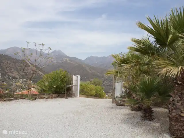 El Gato Sonriente en España, Andalucía, Cómpeta - villa Vista hacia Sierra Nevada