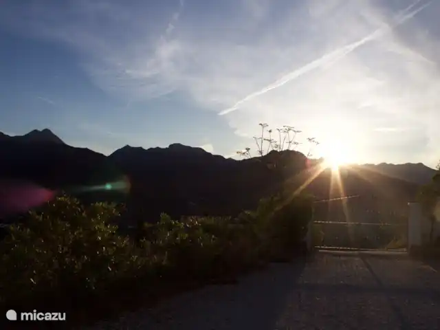 El Gato Sonriente en España, Andalucía, Cómpeta - villa Disfruta del primer sol que llega sobre las montañas por la mañana