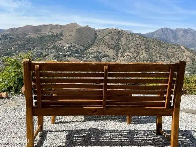 El Gato Sonriente en España, Andalucía, Cómpeta - villa Desde este banco frente a la puerta de entrada también se puede disfrutar de una vista panorámica fantástica