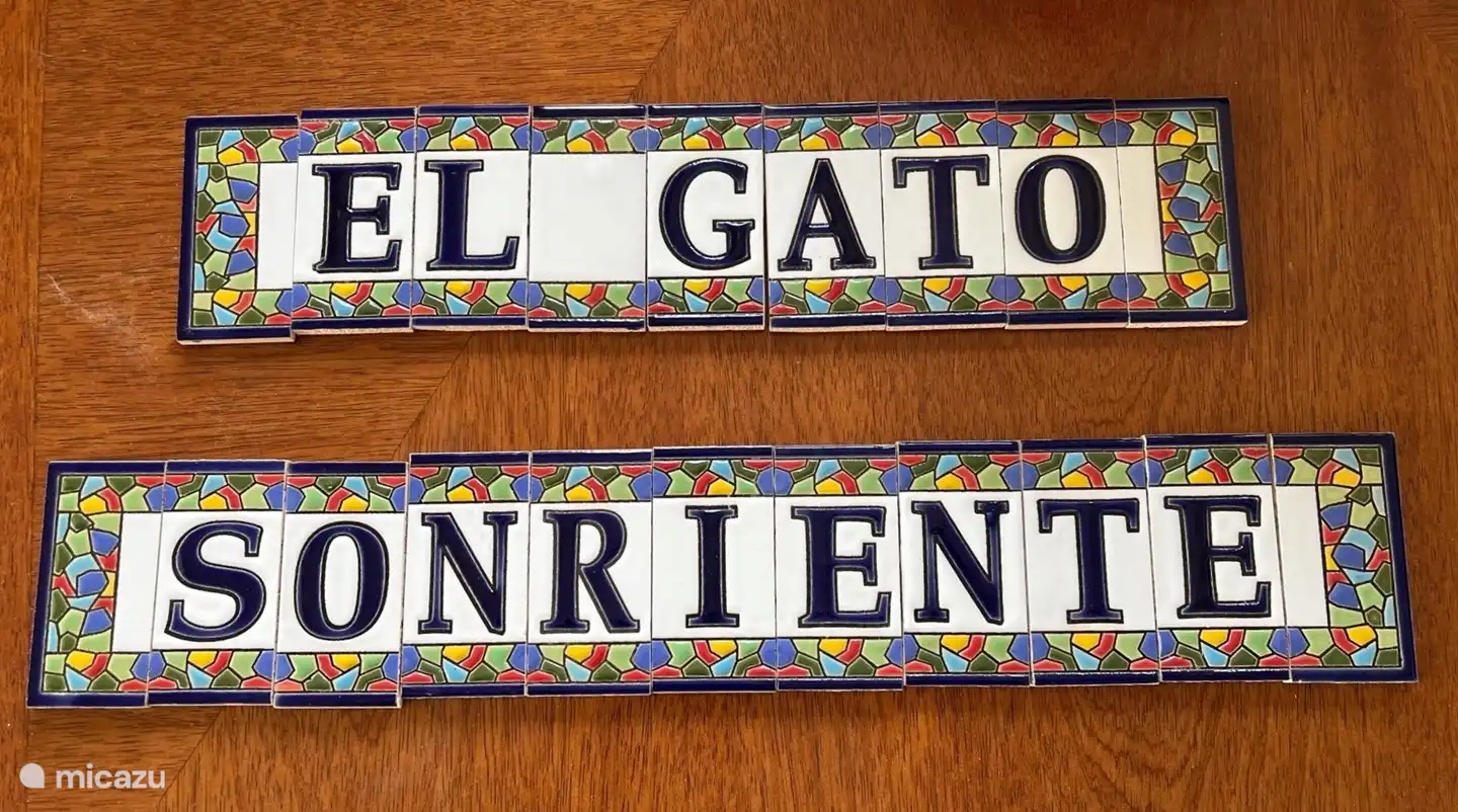 The name of our house, freely translated: the cat with a smile. The house is named after our cat Smile.