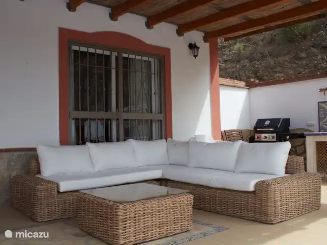 El Gato Sonriente en España, Andalucía, Cómpeta - villa En la terraza hay un precioso sofá y una barbacoa de gas