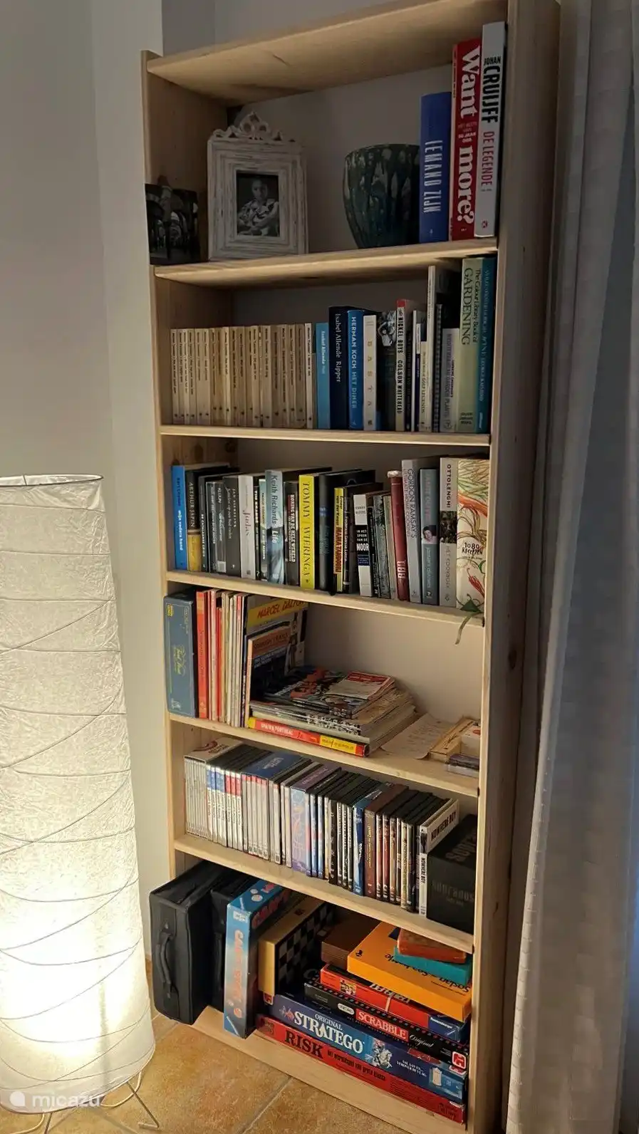 In the bookcase you will find books, many games and DVDs