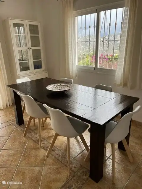 Spacious dining table with 6 comfortable chairs