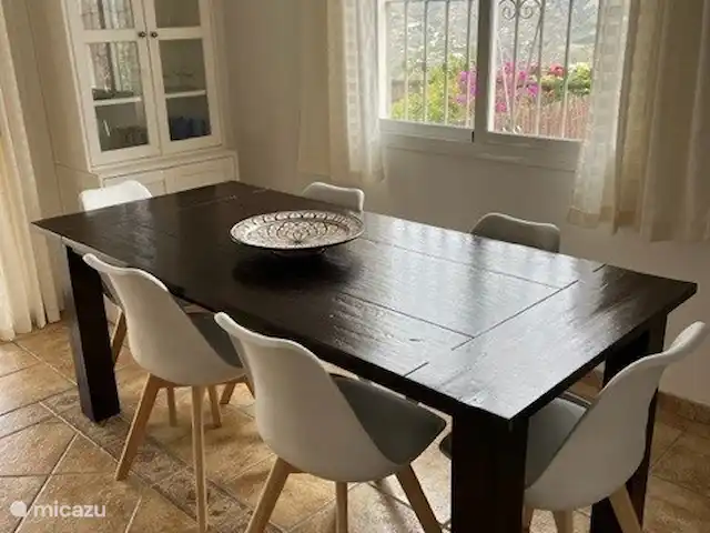 El Gato Sonriente en España, Andalucía, Cómpeta - villa Amplia mesa de comedor con 6 cómodas sillas