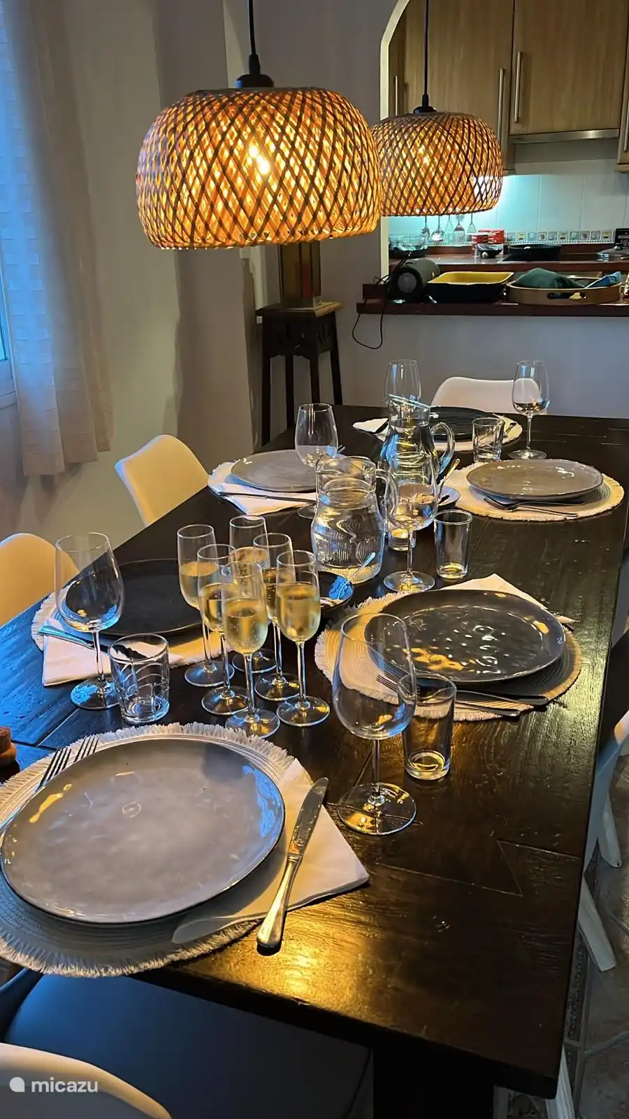 An extensive set of crockery offers all the possibilities for a cozy and extensive dinner