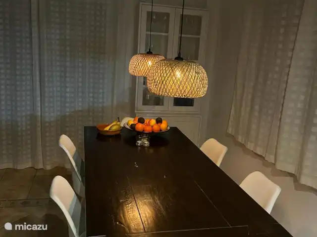El Gato Sonriente en España, Andalucía, Cómpeta - villa La mesa de comedor con lámparas