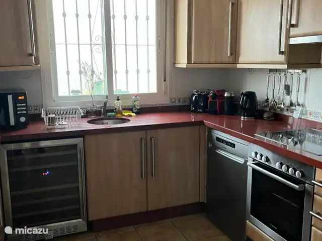 El Gato Sonriente en España, Andalucía, Cómpeta - villa La cocina está equipada con todos los electrodomésticos, desde microondas, lavavajillas, Nespresso, batidora, batidora de mano, horno, nevera-congelador y enfriador de vinos.