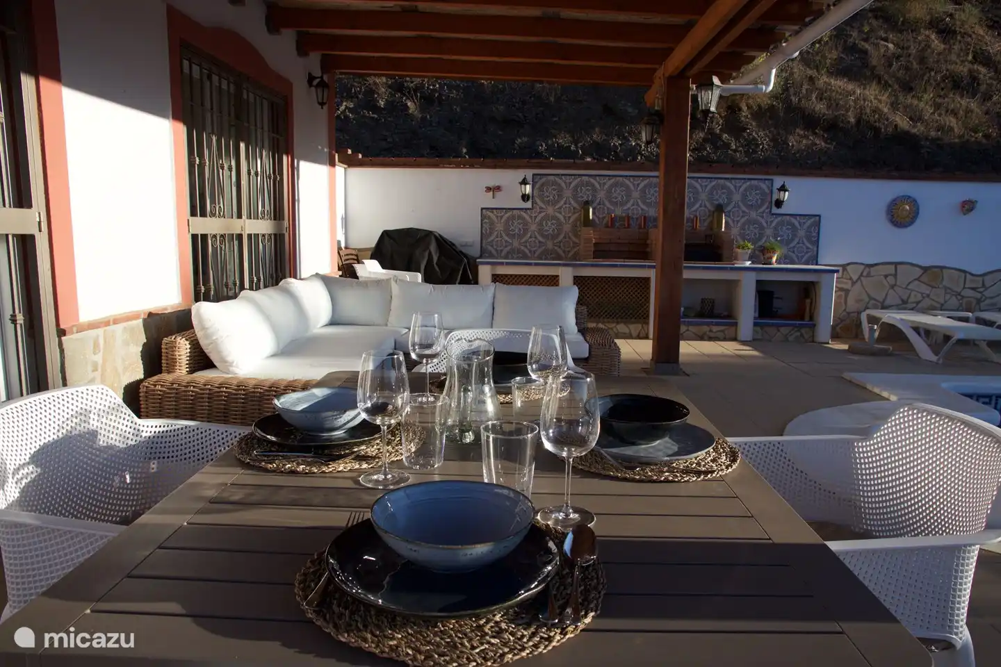 Next to the BBQ is the outdoor kitchen. The dining table can be extended for 6 people,