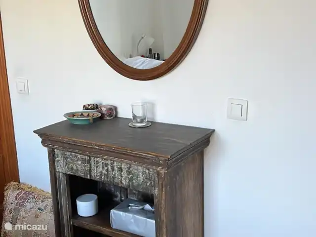 El Gato Sonriente en España, Andalucía, Cómpeta - villa Ahora hay una pequeña estantería debajo del espejo