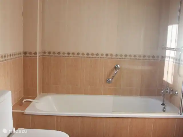 El Gato Sonriente en España, Andalucía, Cómpeta - villa El baño adyacente al dormitorio principal