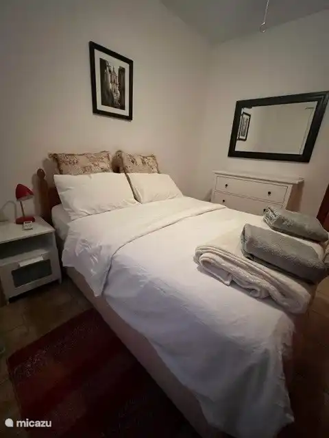 Queen bed in 2nd bedroom