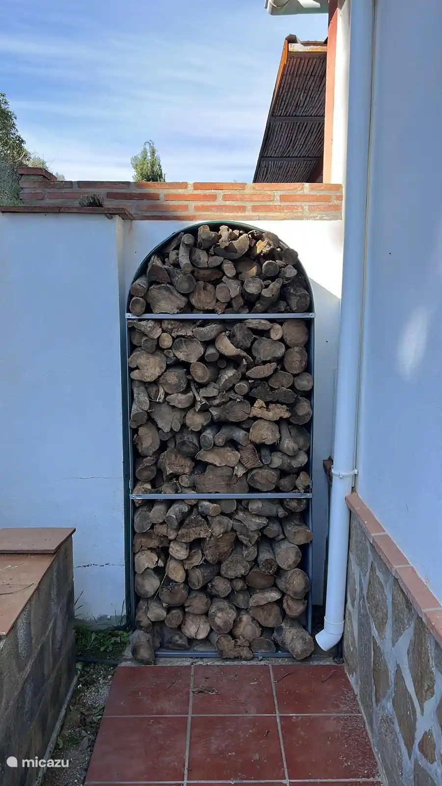 Behind the house a woodshed (only intended for the winter, from April it is no longer allowed to heat inside and outside until November; burning outside is never allowed)
