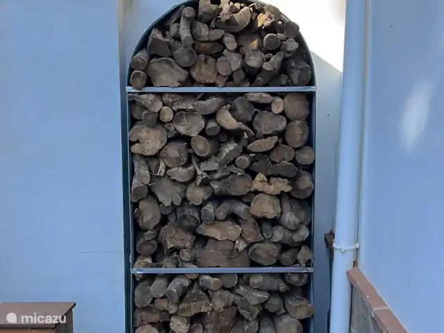 El Gato Sonriente en España, Andalucía, Cómpeta - villa Detrás de la casa una leñera (solo destinada para el invierno, a partir de abril ya no se permite calentar por dentro y por fuera hasta noviembre; nunca se permite quemar fuera)