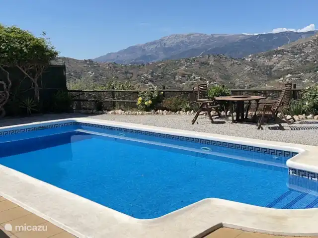El Gato Sonriente en España, Andalucía, Cómpeta - villa Una amplia piscina para refrescarse