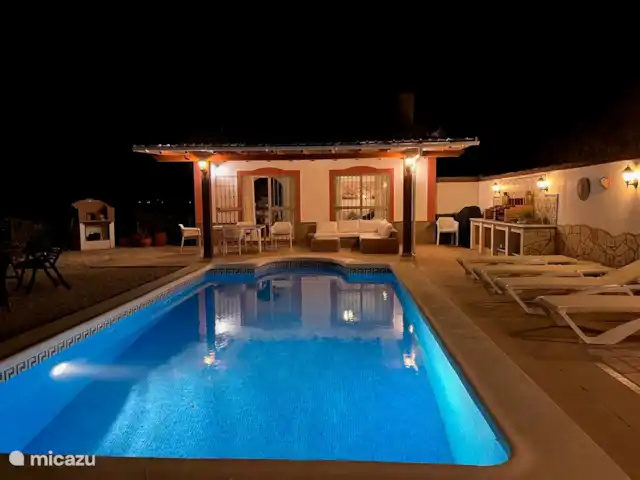 El Gato Sonriente en España, Andalucía, Cómpeta - villa Por la noche se respira mucho ambiente gracias a la iluminación del jardín y de la piscina