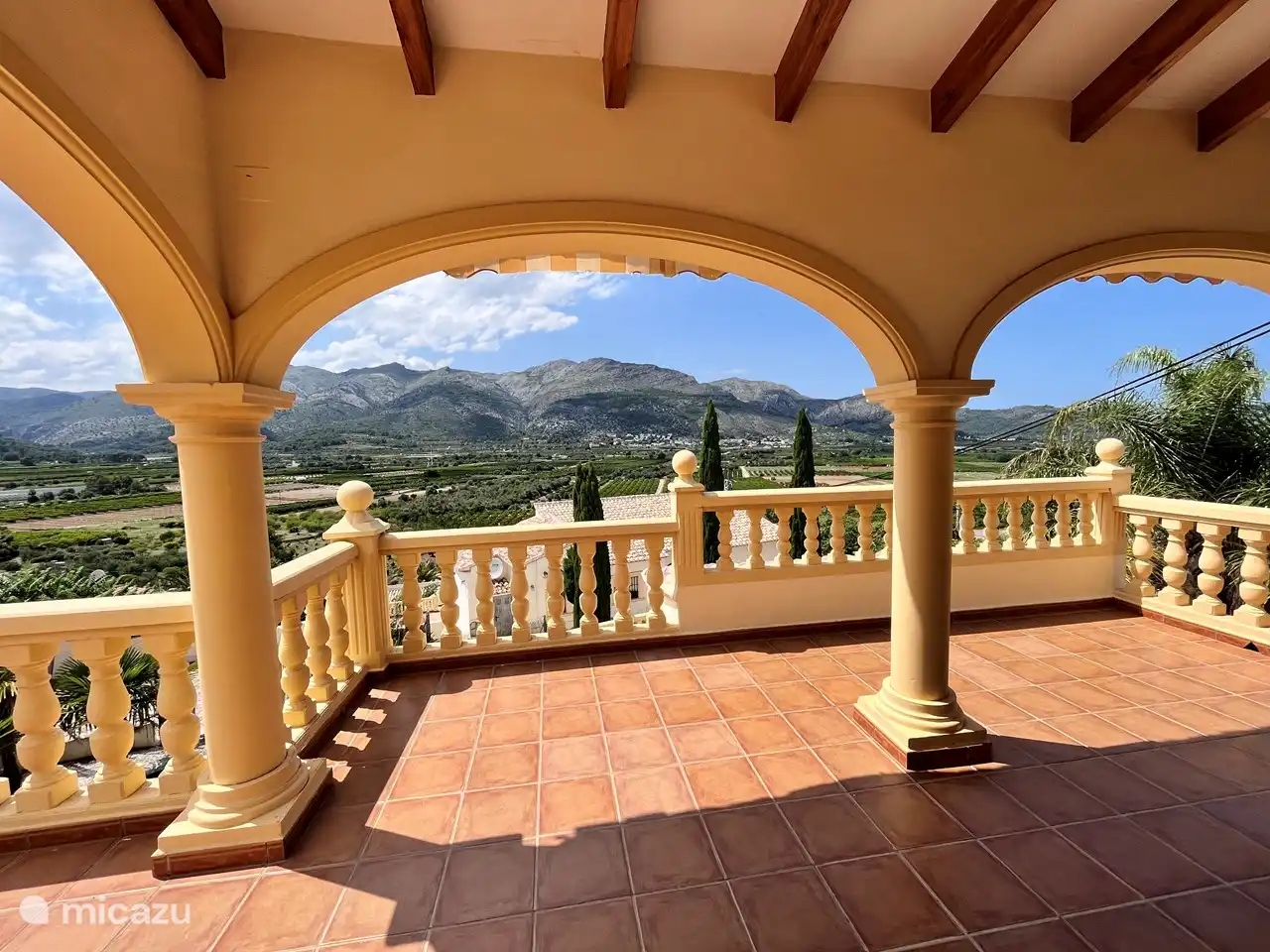 Dachterrasse mit Blick auf das Orba-Tal.