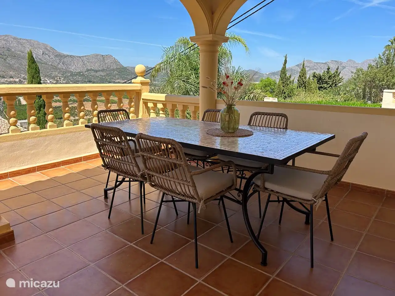 Terrasse mit Esstisch für 6 Personen und Blick über das Tal