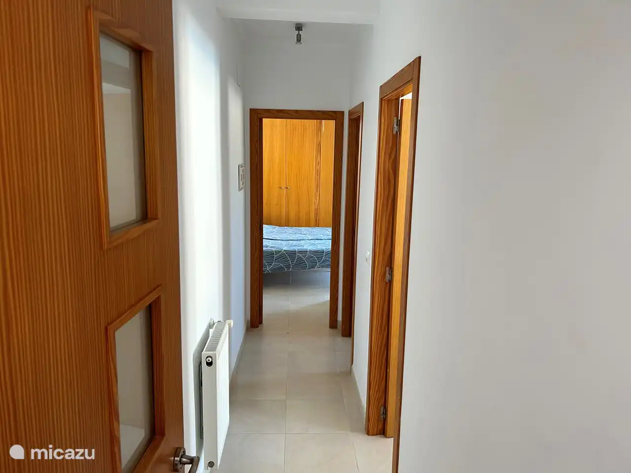 Flur unten zu den Schlafzimmern 2 und 3 und Badezimmer 2