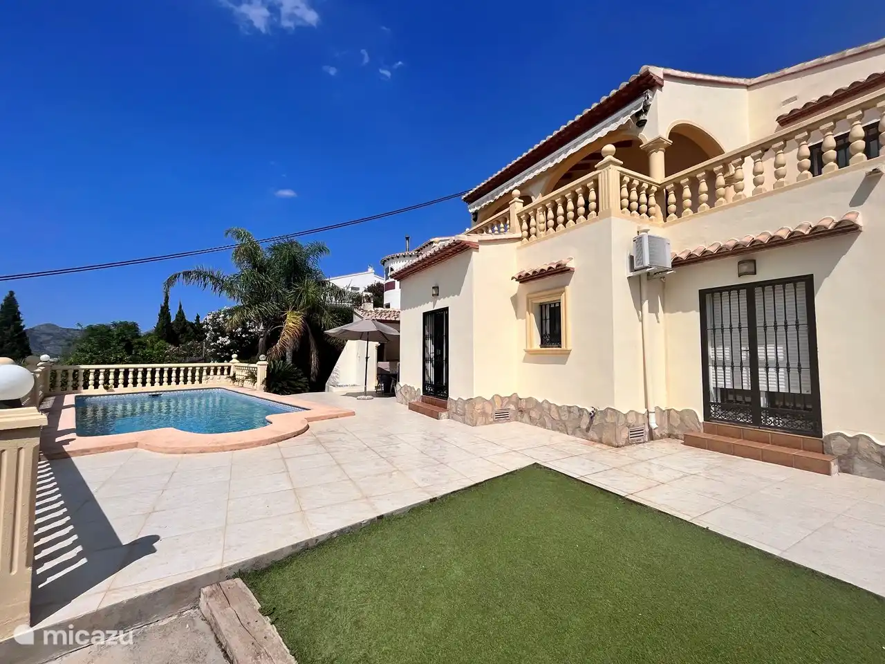 Rückseite des Hauses mit Terrasse und Pool