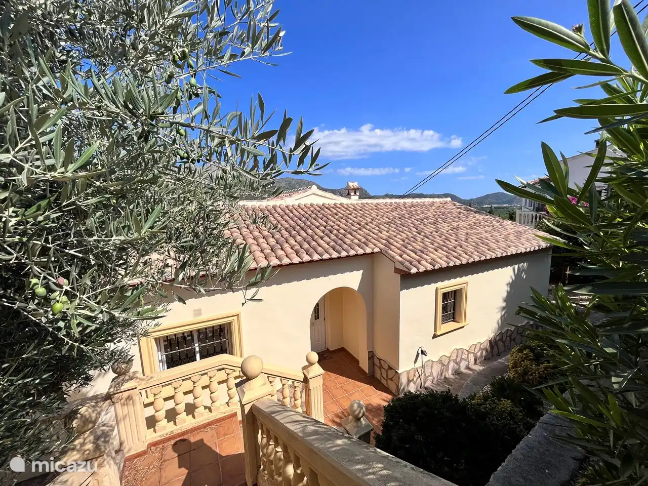 Vor dem Haus, von der Straße aus