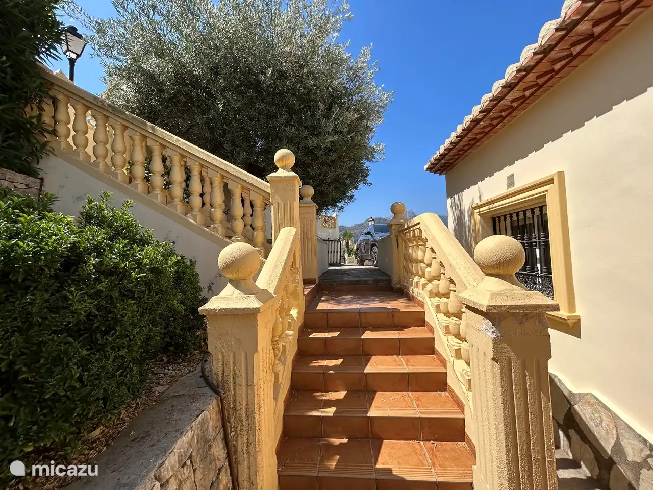 Zugangstreppe hinunter zum Eingang des Hauses