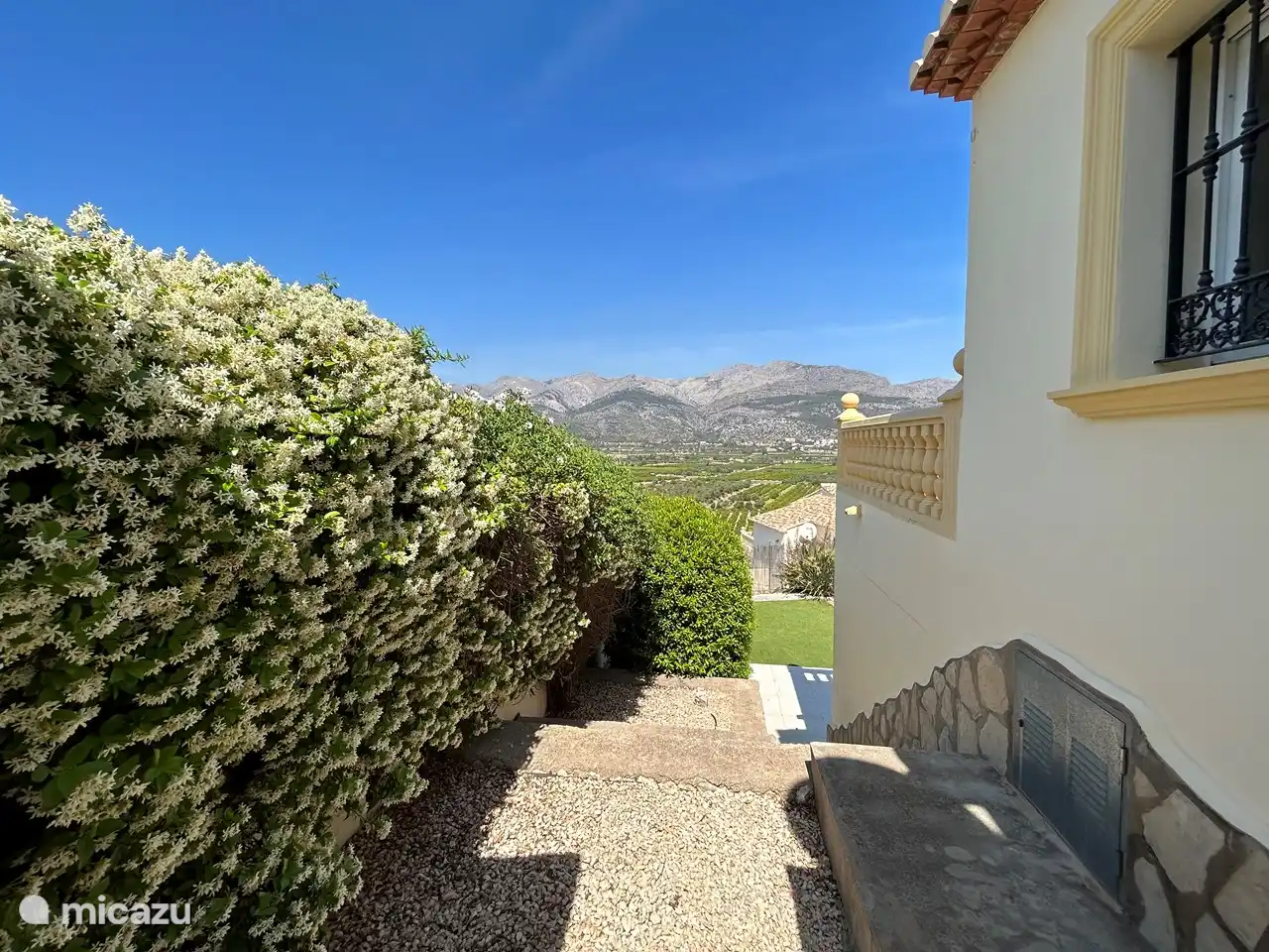 Seite des Hauses. Treppe zur Terrasse und zum Pool