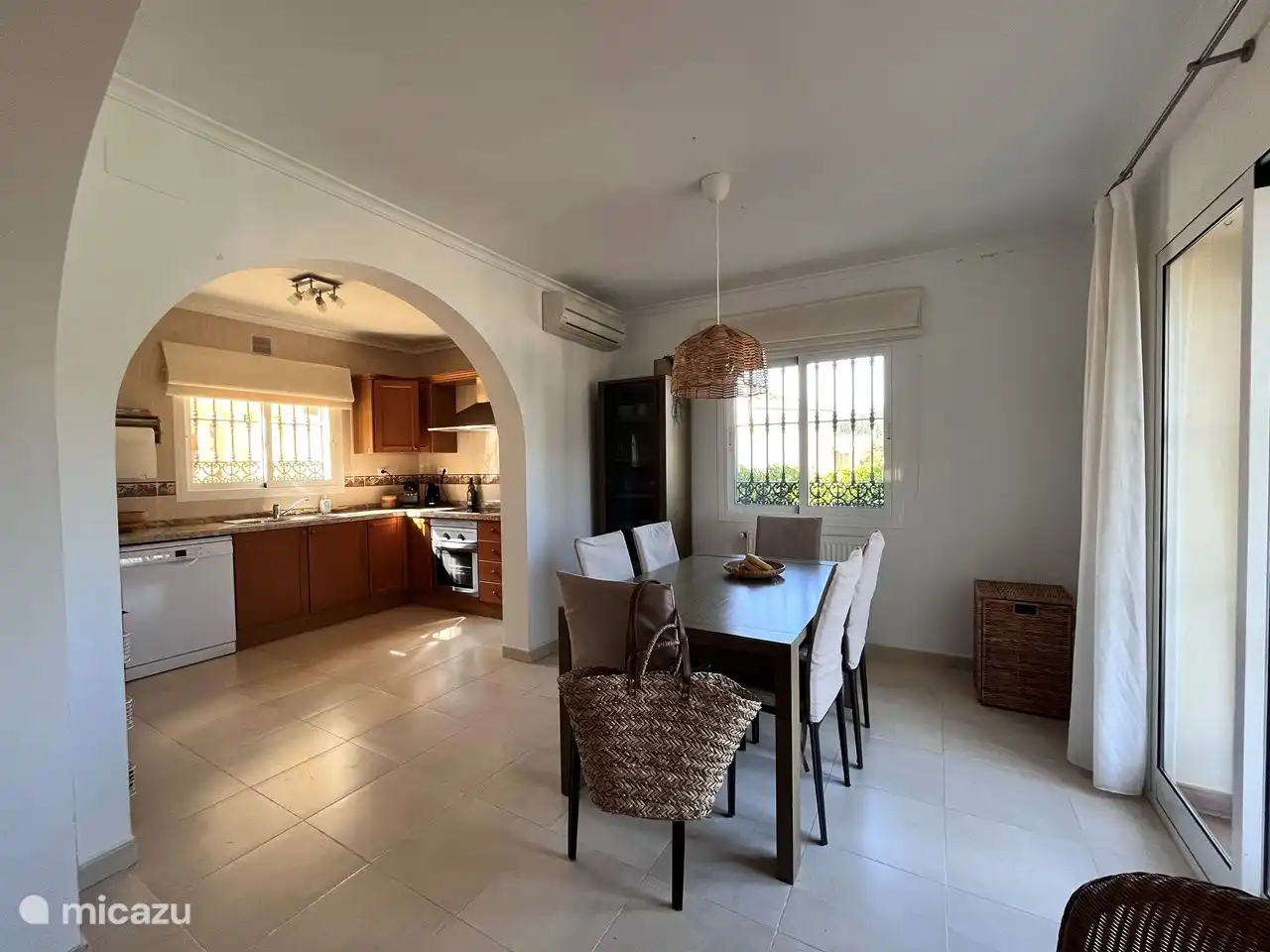 Esszimmer und Küche 