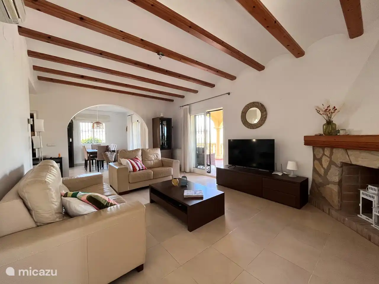 Wohnzimmer mit Klimaanlage und Smart-TV. Tür zur Dachterrasse