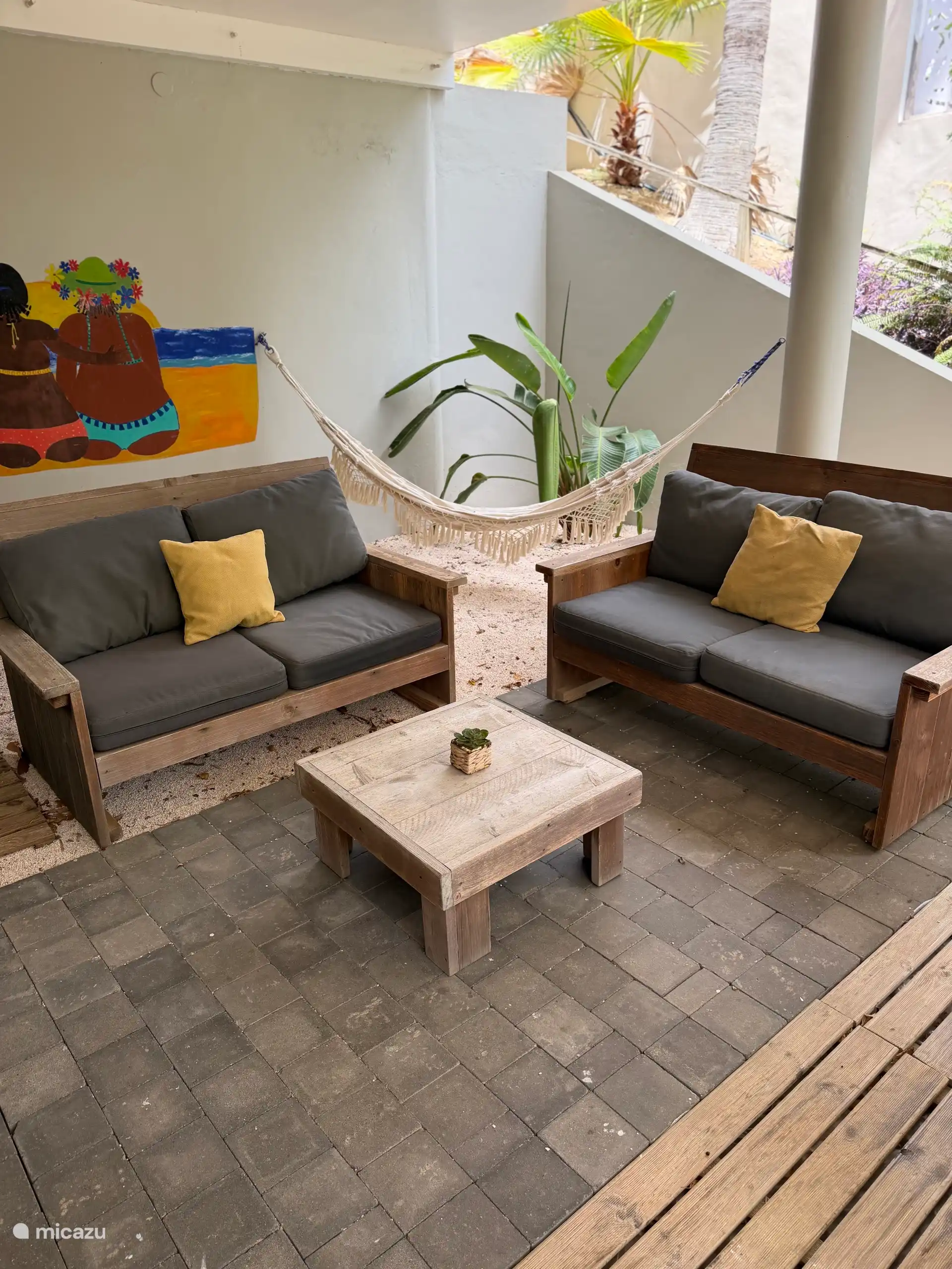 Entspannen Sie sich auf dem bequemen Lounge-Sofa oder in der feinen Hängematte. 