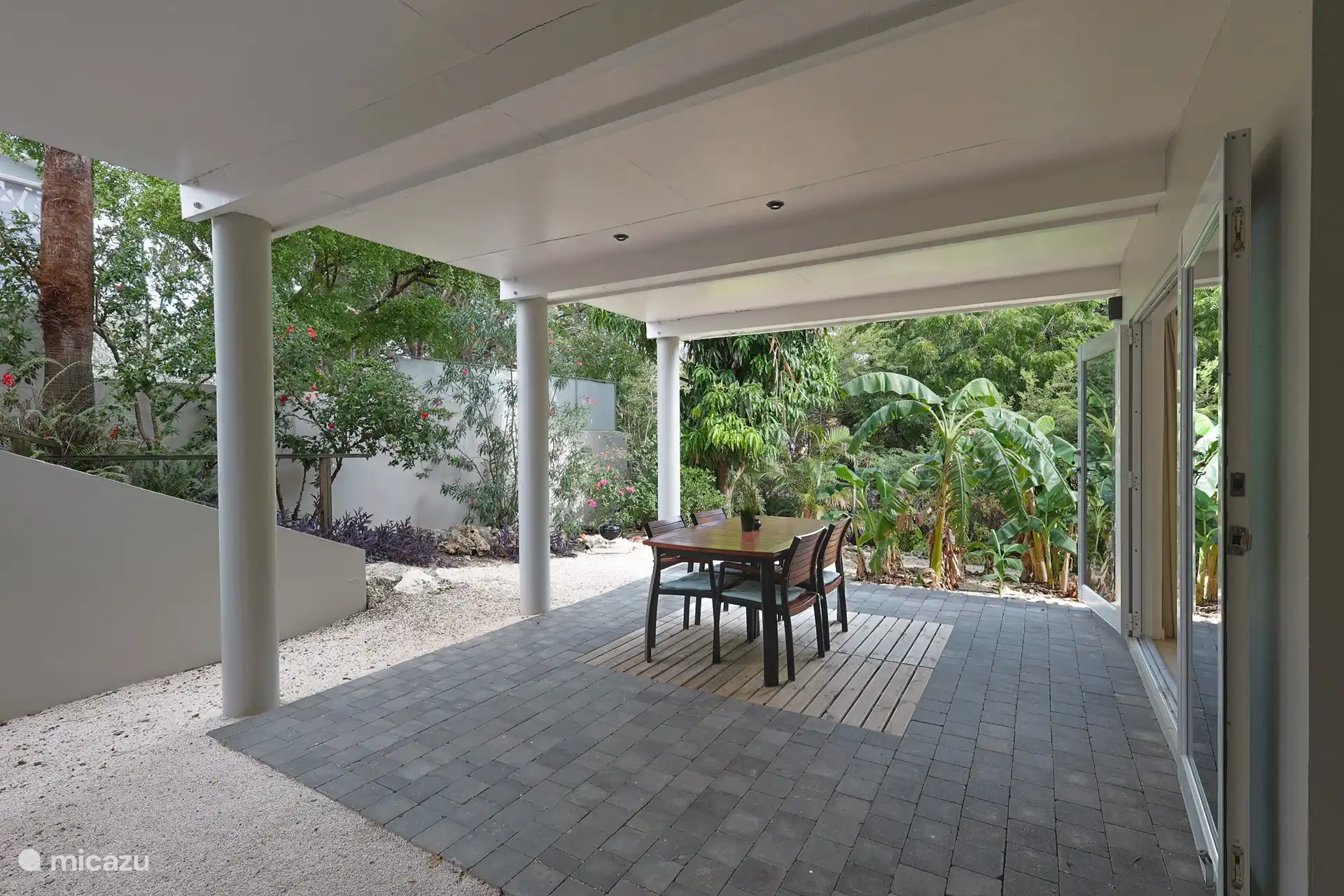 La terrasse privative avec vue sur les bananiers